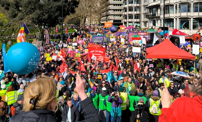 Zeci de mii de persoane au participat sâmbătă la protest. FOTO: X/@ArtCandee