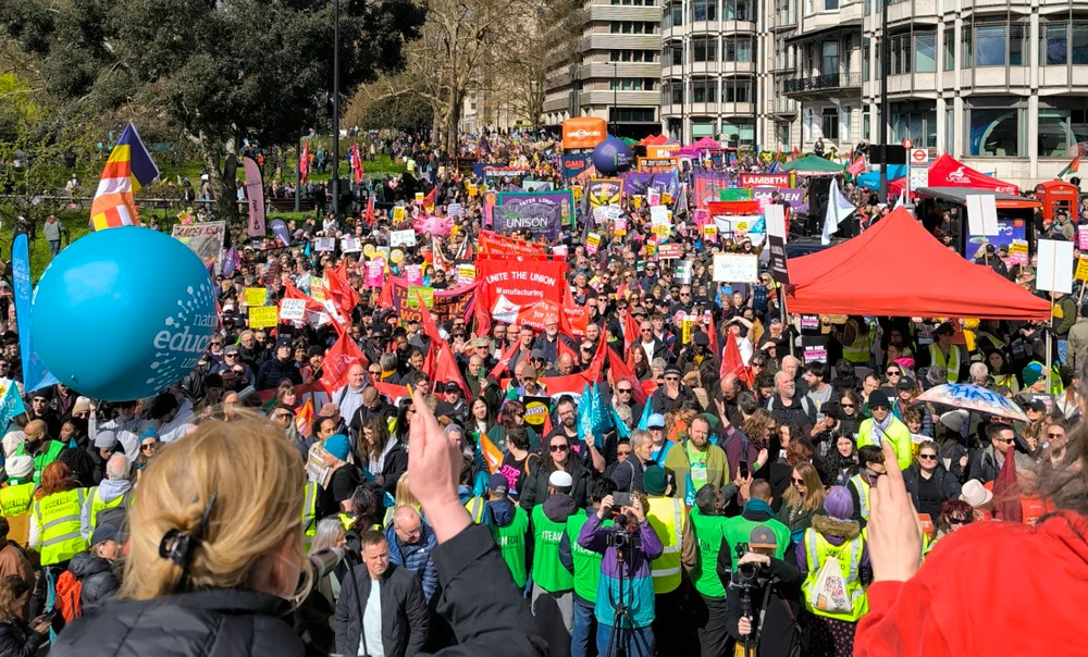 50.000 de oameni au protestat la Londra împotriva extremei drepte. Liderul partidului Reform UK, ținta manifestanților