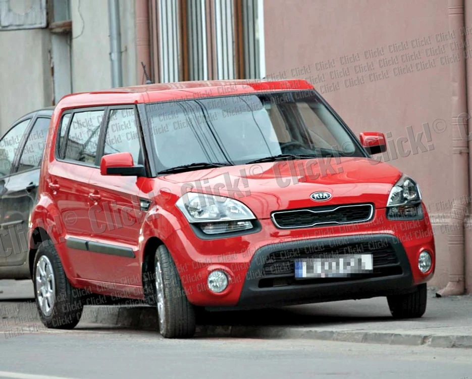 …apoi un alt model,  Kia Soul, roşu