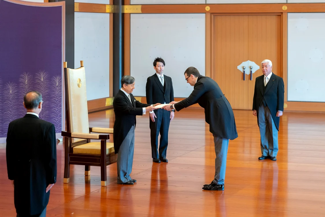 Ambasadorul Ovidiu Raetchi prezentand scrisorile de acreditare imparatului Naruhito foto Facebook jpg