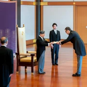 Ambasadorul Ovidiu Raetchi prezentand scrisorile de acreditare imparatului Naruhito foto Facebook jpg