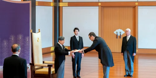 Ambasadorul Ovidiu Raetchi prezentand scrisorile de acreditare imparatului Naruhito foto Facebook jpg