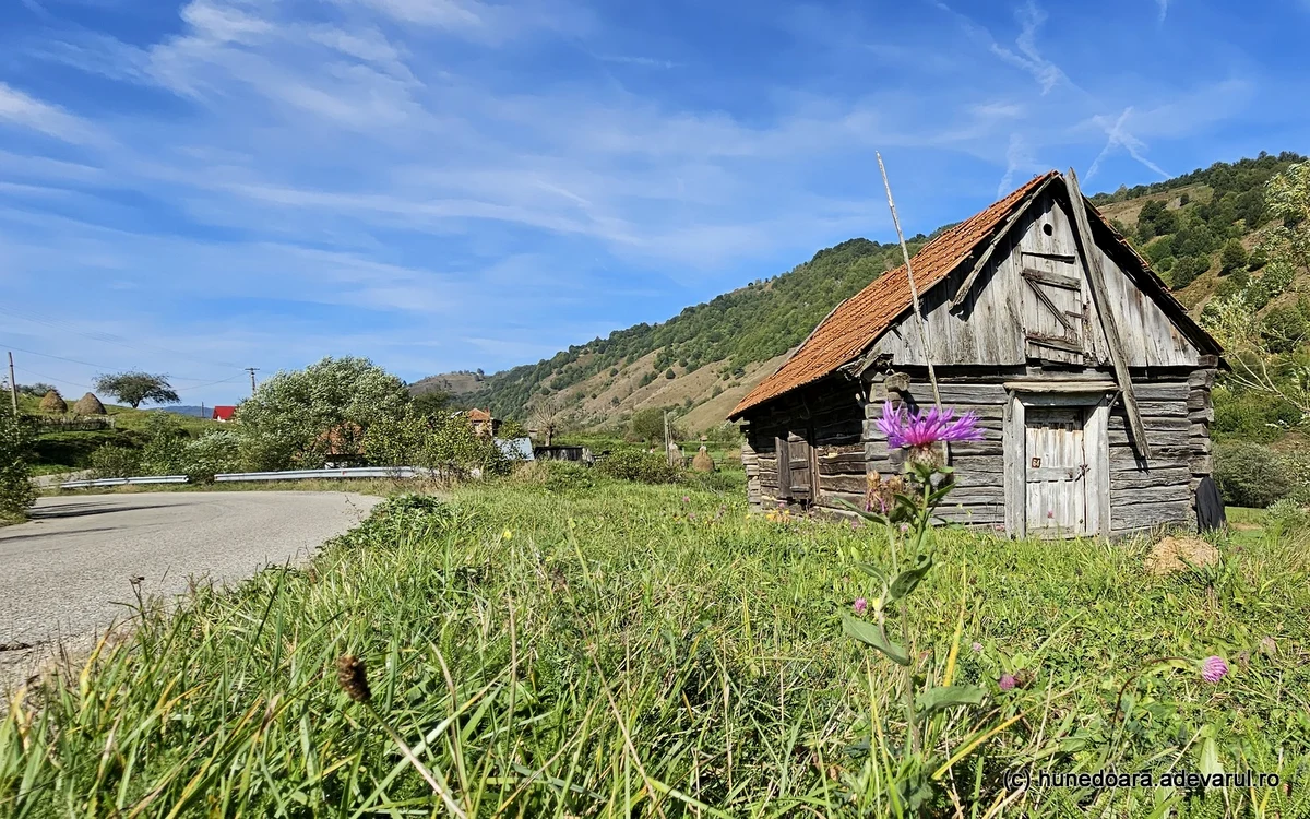 Comuna Lunca Cernii de Jos, traversată de drumul marmurei. Foto: Daniel Guță