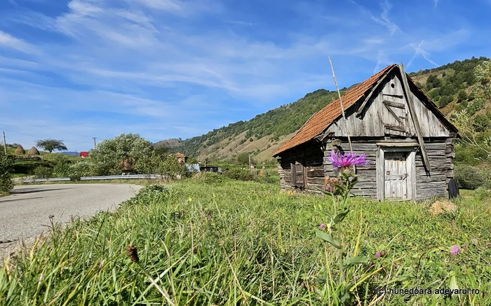 Comuna Lunca Cernii de Jos, traversată de drumul marmurei. Foto: Daniel Guță