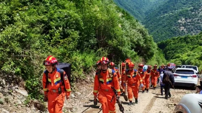 Echipele de salvare caută supraviețuitori