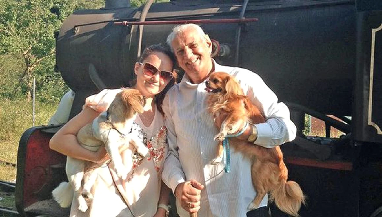 
    Gheorghe Zamfir şi iubita lui, Nicoleta Beca, adună toţi câinii de sub poduri sau de pe câmpuri, dar au şi câini de rasăFoto: Click!  