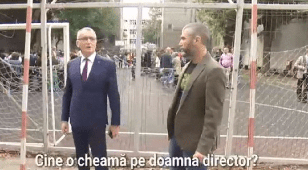 Reacția ministrului Educației când un părinte îi arată plasa ruptă a porții de fotbal: Vreau să văd absolut tot înlocuit