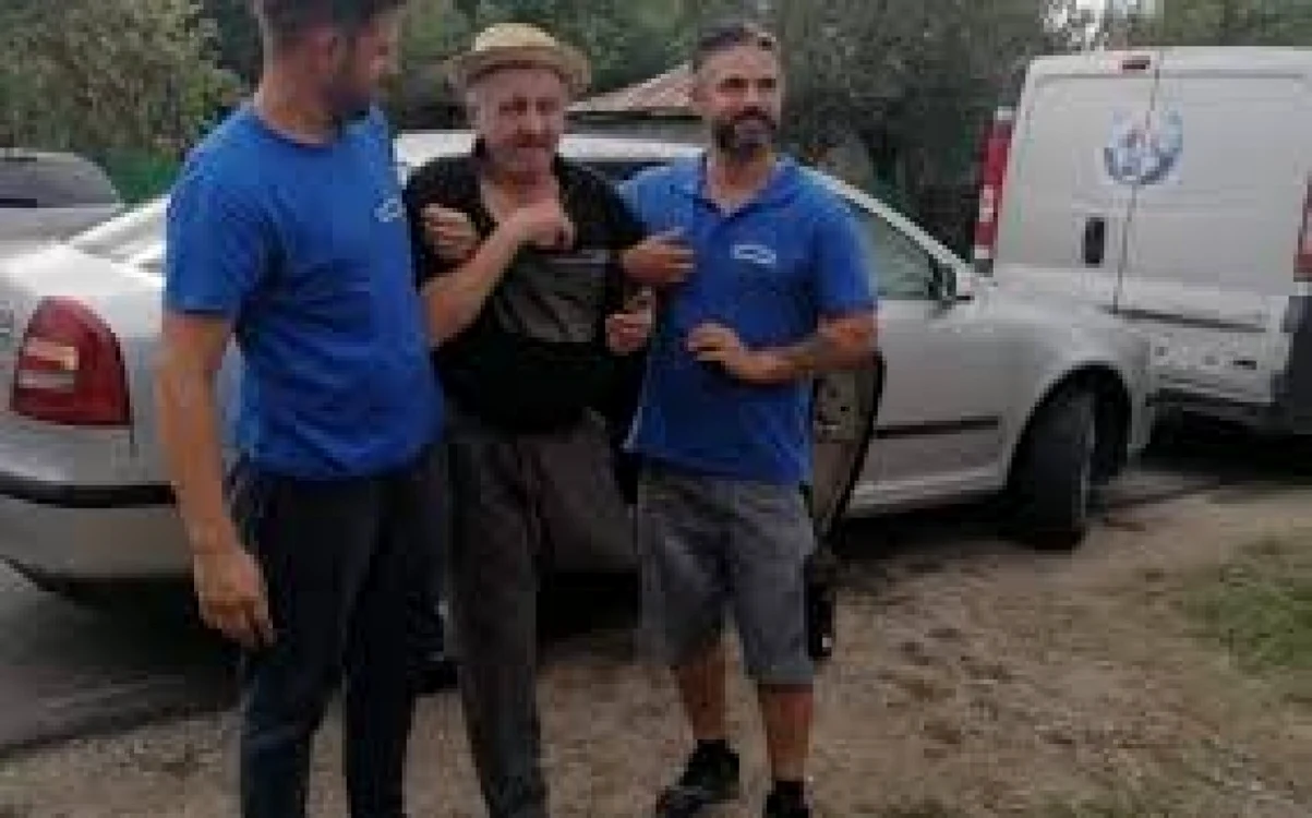 Nea Gheorghe sprijinit de Marius Simionică (dreapta) şi un voluntar Foto C.S.