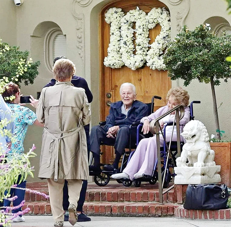 Kirk Douglas și-a serbat a 102-a aniversare pe terasa casei. Foto: Getty Images