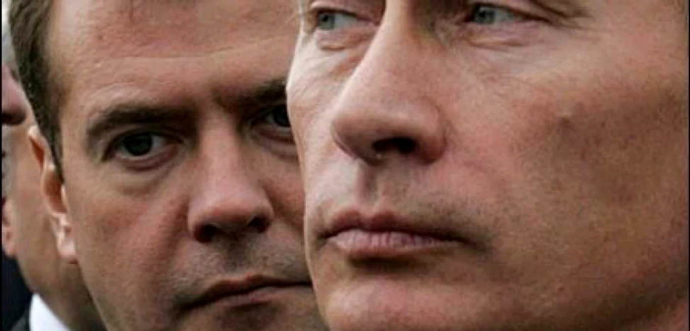 Preşedintele Medvedev il ajută din umbră pe Putin să revină la Kremlin