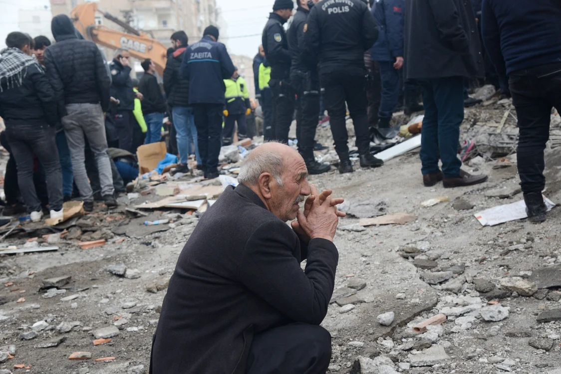 Un bărbat așteaptă ca fiii lui să fie găsiți sub dărâmături, în Hatay. Foto: Profimedia