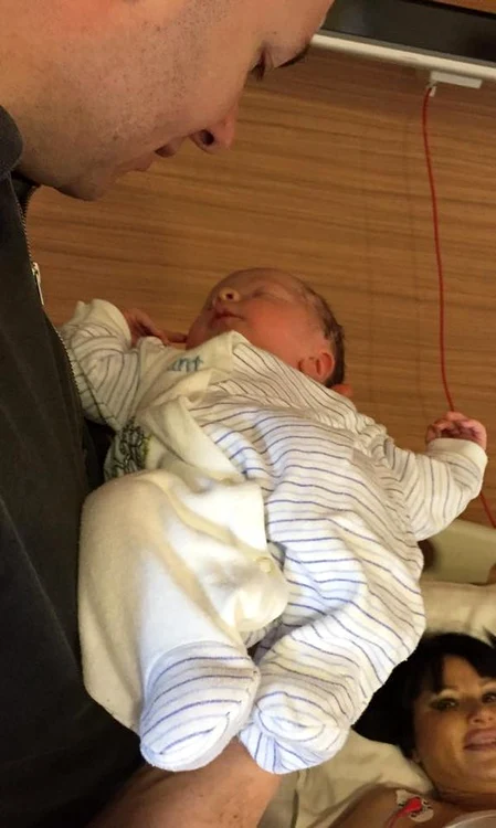 Roxana Marinescu şi Victor Schartz şi-au îmbrăţişat fericiţi băieţelul  