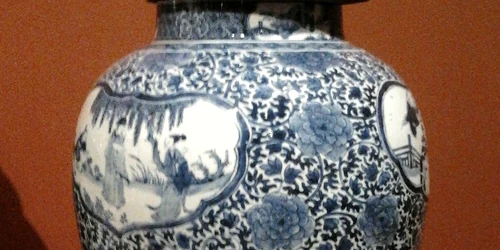 Qing Dynasty Vase with images of women jpg