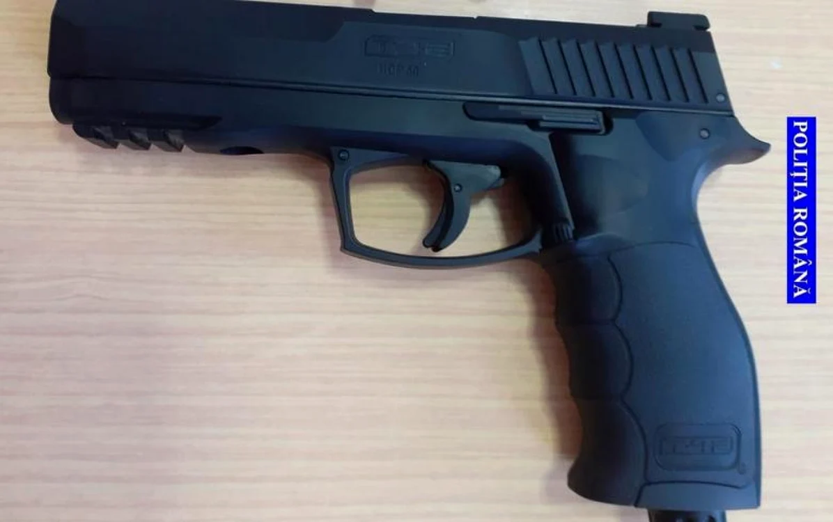adolescent prins folosind arma
