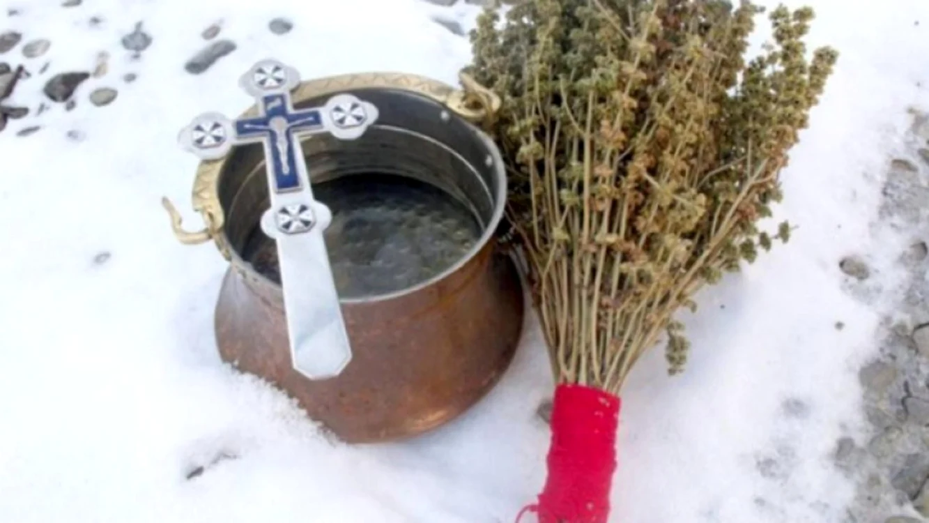 Vas cu aghiasmă, cruce și busuioc - arhiva foto Adevărul