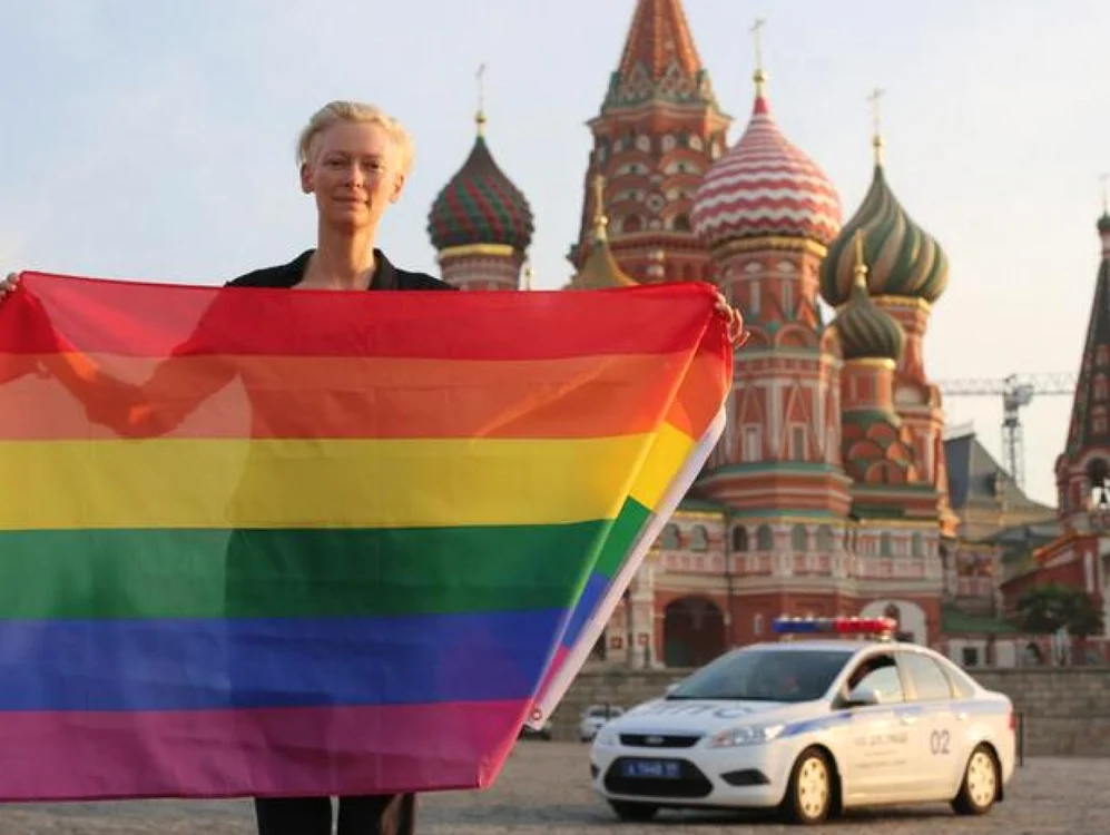 Ruşii vor interzicerea propagandei pentru căsătoriile homosexuale