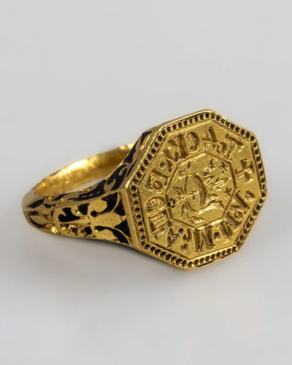 Inelul sigilar al doamnei Tudosca Lupu (© Muzeul Național de Istorie a României)