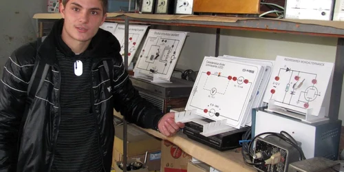 Ionuţ Glodean realizează plăcuţe electrice la orele de atelier