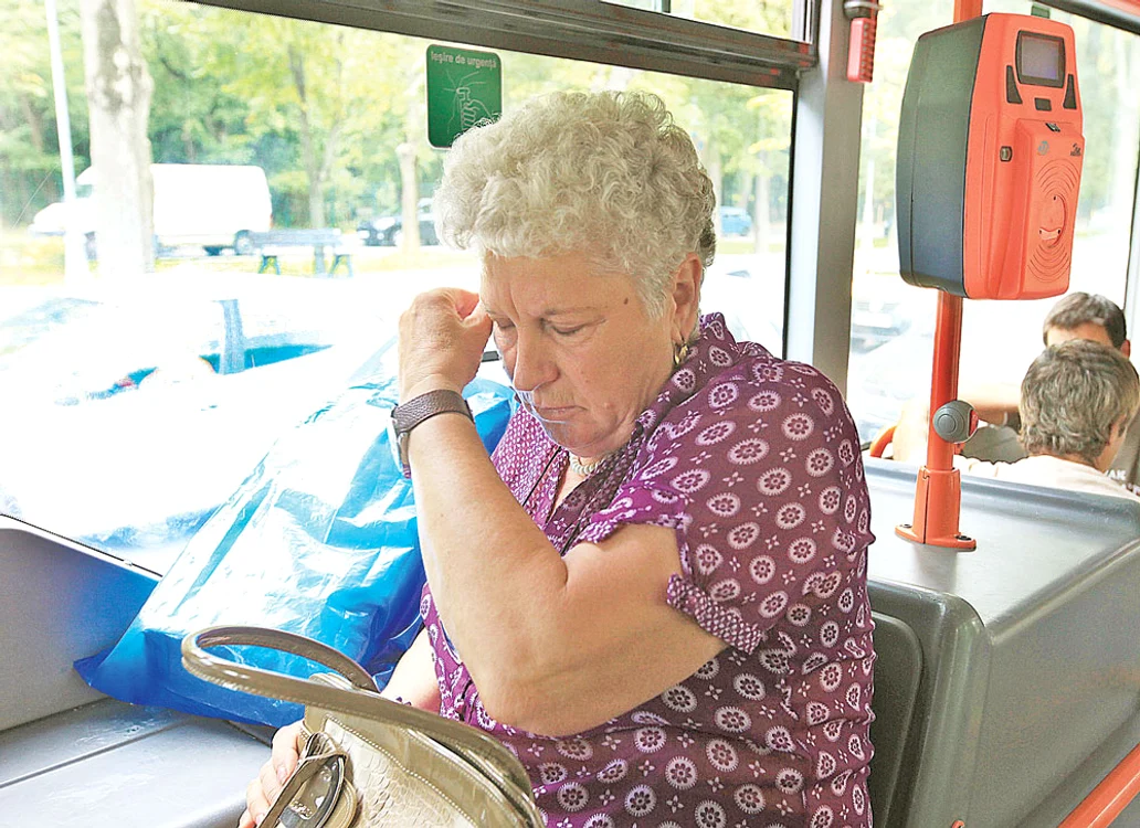 
    Autobuzul 301 - 35ºC: Femeia a crezut că leşină în sauna pe roţiFoto: Roberto Sălceanu   