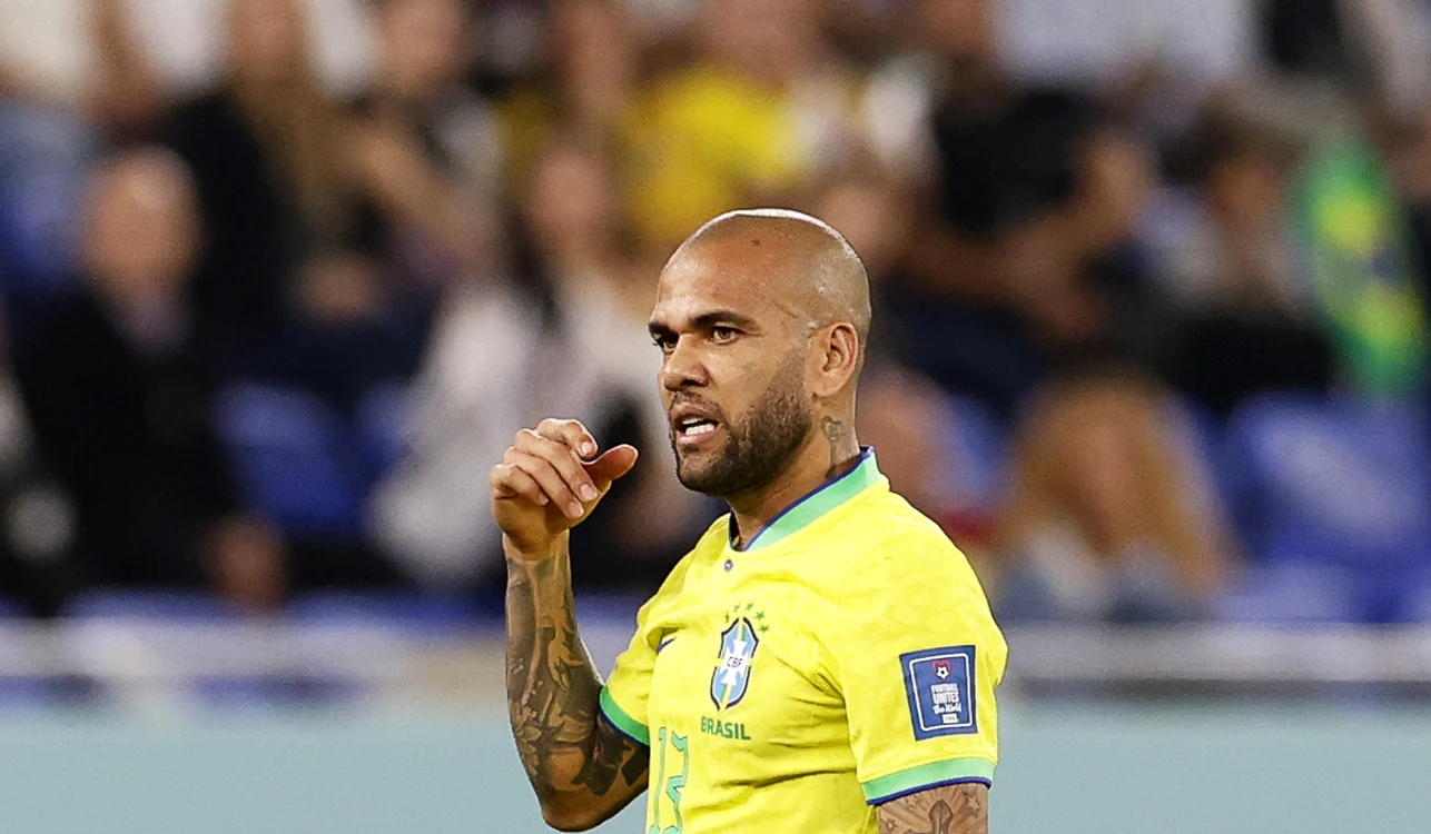 Dani Alves se afundă tot mai mult, după ce a fost acuzat de viol (FOTO: EPA)