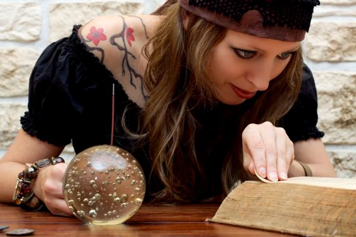 Zodiacul țigănesc are 12 semne reprezentative.www.clickpentrufemei.ro