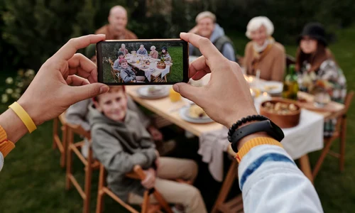 Poza cu familia cu telefonul (foto: pexels.com)