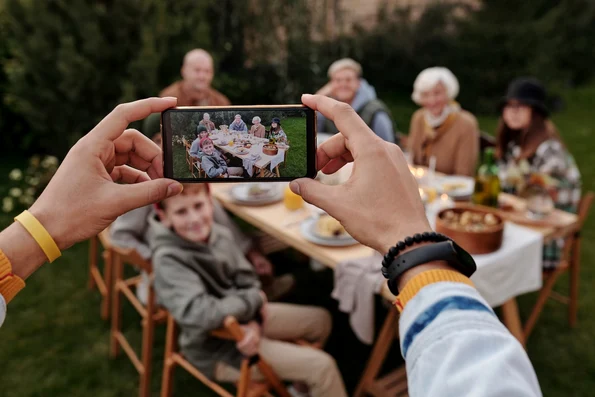 Poza cu familia cu telefonul (foto: pexels.com)