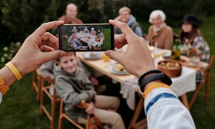 Poza cu familia cu telefonul (foto: pexels.com)