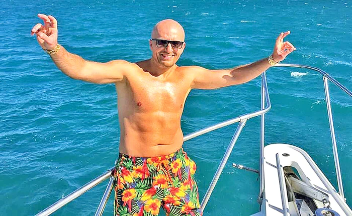 
    Costi nu vrea să  renunțe la  petreceri, ca să  schimbe scutece  