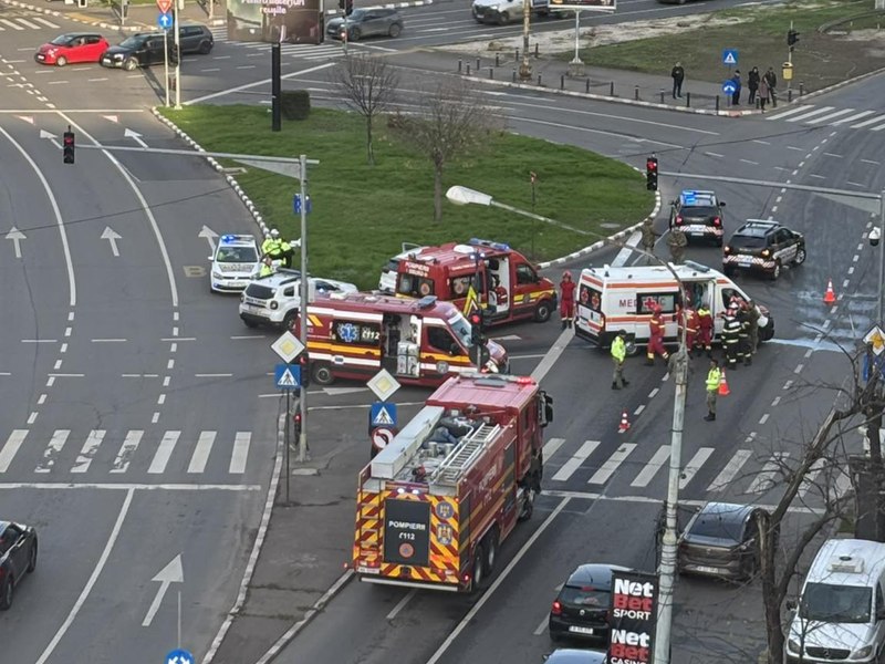 Accident între o ambulanță și o mașină în Capitală. Autospeciala transporta mai mulți militari