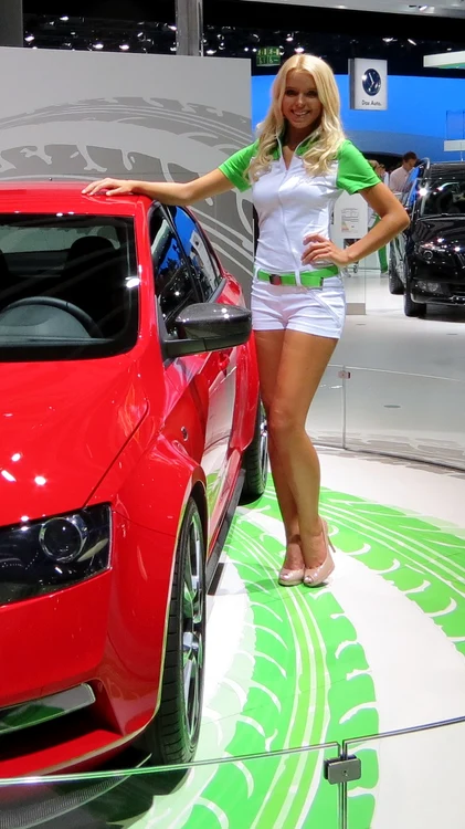 Duelul fotomodelelelor la salonul auto de la Frankfurt