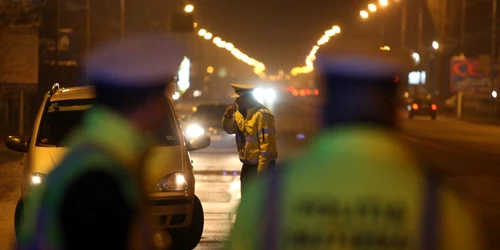 Cei doi poliţişti şi jandarmul sunt în prezent anchetaţi.
