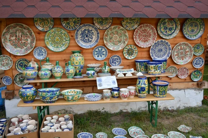 Exponate în cadrul Târgului ceramicii populare româneşti - „Cocoşul de Hurez” din Vâlcea Foto Cocoşul de Hurez