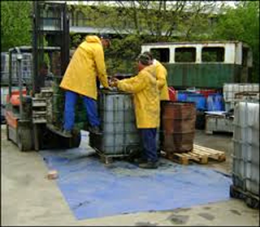 
    România a ajuns o țară favorită pentru afacerile cu deșeuri toxice  