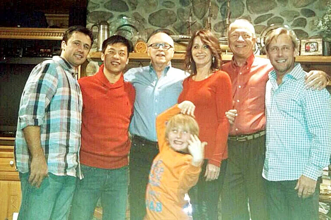 Familia Reghecampf,  alături de ceilalţi invitaţi  ai lui Nicu Gheară, la  masa de Revelion