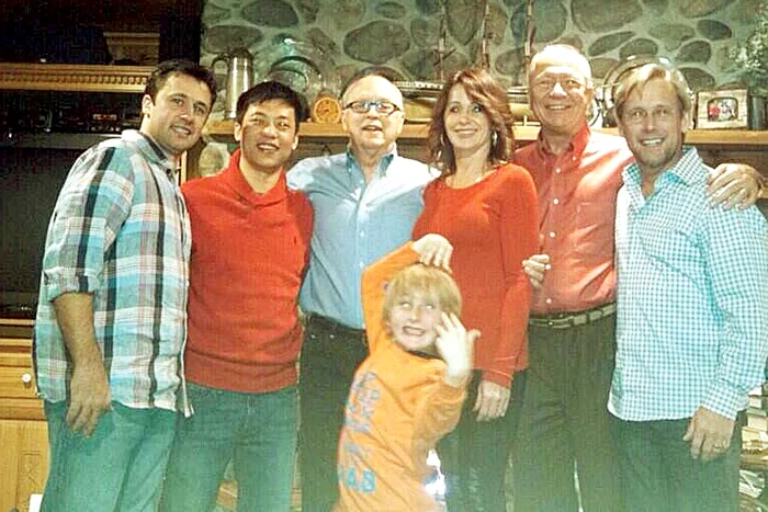 Familia Reghecampf,  alături de ceilalţi invitaţi  ai lui Nicu Gheară, la  masa de Revelion