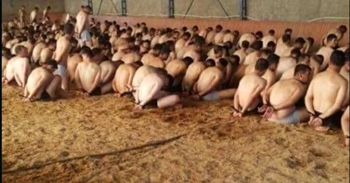 Un soldat este bătut cu bestialitate de mulțimea furioasăFoto: AP