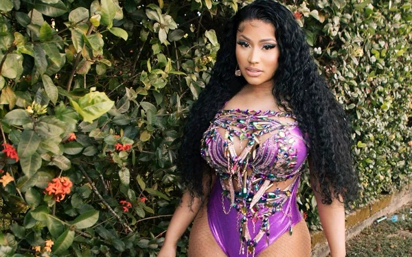 Nicki Minaj, într-un body de culoare mov