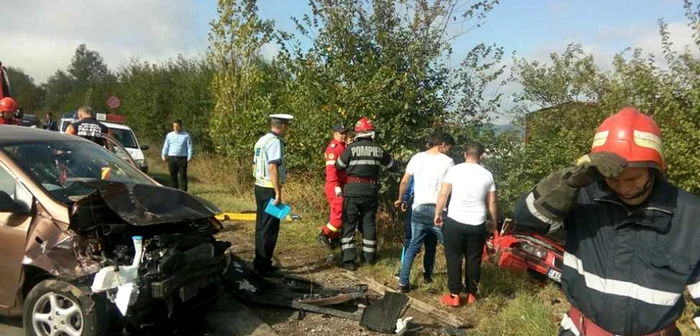 IDouă victime ale accidentului de la Floreşti vor fi transportate la spital FOTO ISU Prahova