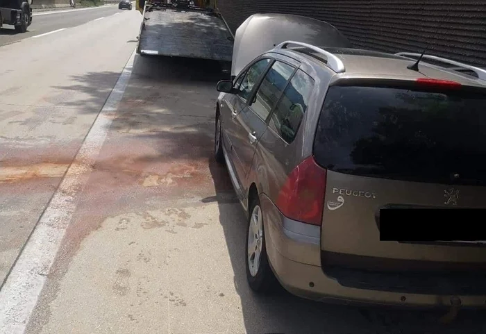 Motorul maşinii a luat foc