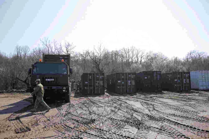 Armata a adus în curtea Institutului Ana Aslan mai multe containere. Sursa foto: Inquam Photos - George Călin