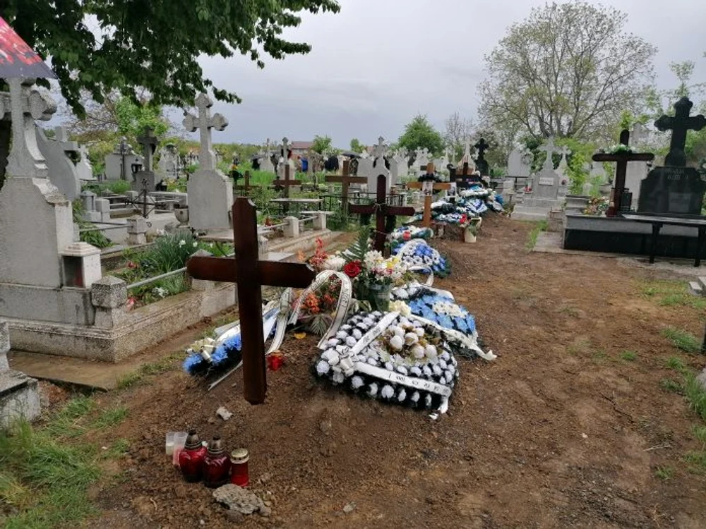 Mormintele au fost săpate ca un șanț de un buldozerFoto: monitorulbt.ro