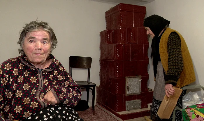 Surorile Elena și Anica speră să fie ajutate cu bani pentru refacerea sobei. FOTO I. Bunilă