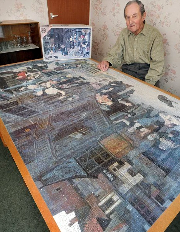 Jack Harris alături de puzzle său lung de aproape 2 metri