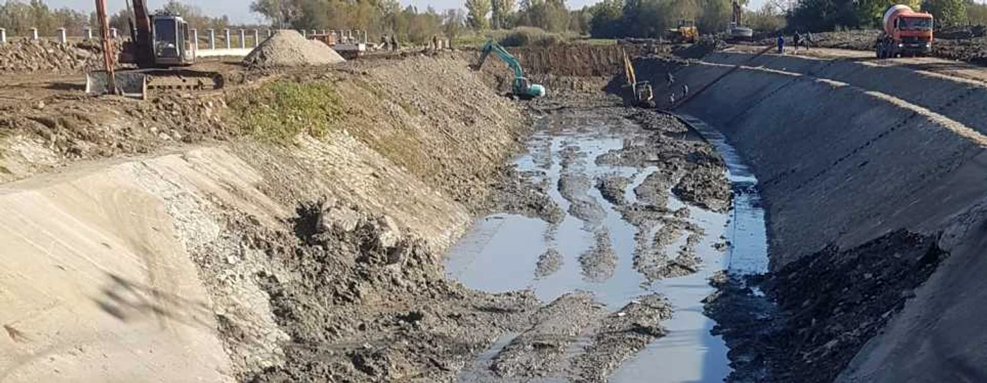 Lucrări la ecluza de la Sânmihaiu Român