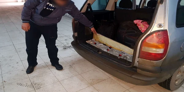 Un dintre maşinile folosite pentru contrabandă FOTO Politia de Frontieră