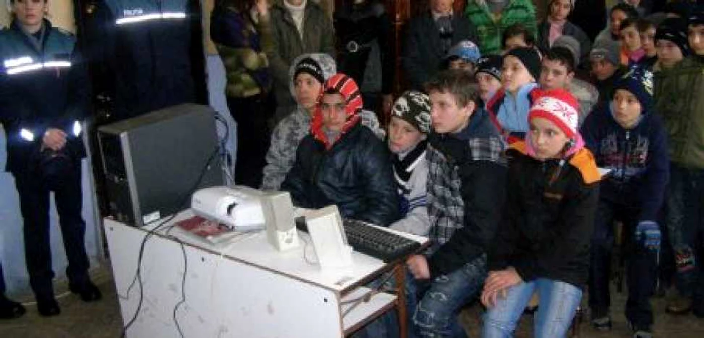 Poliţiştii organizează, frecvent, acţiuni de prevenire în şcoli  
