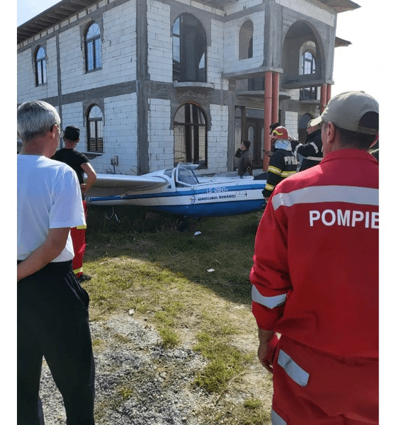 Planor prăbușit în curtea unei case din Craiova. La bord era o fată de 17 ani VIDEO