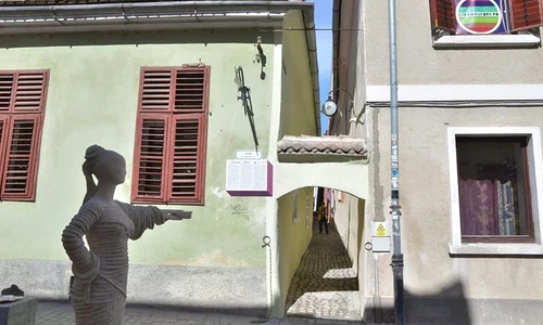 Strada Sforii din Brașov, cea mai îngustă stradă din România, redeschisă publicului / FOTO jpeg