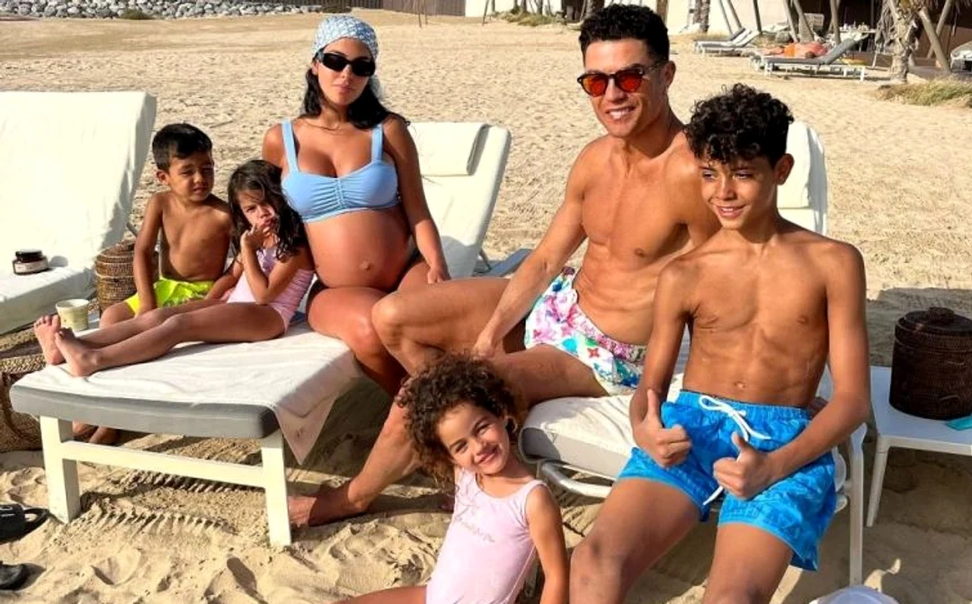 Cristiano Ronaldo și familia lui, la plajă (FOTO: Instagram)